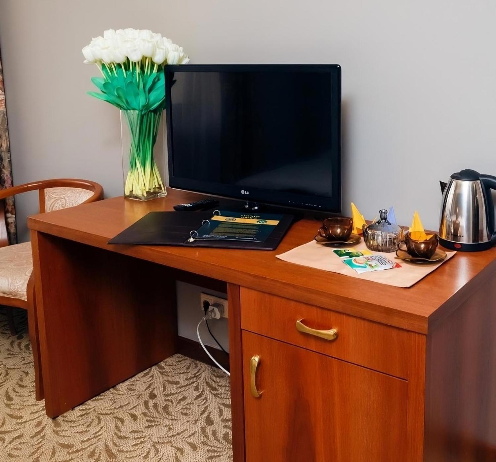 Iris Hotel Алма Ата Екстериор снимка