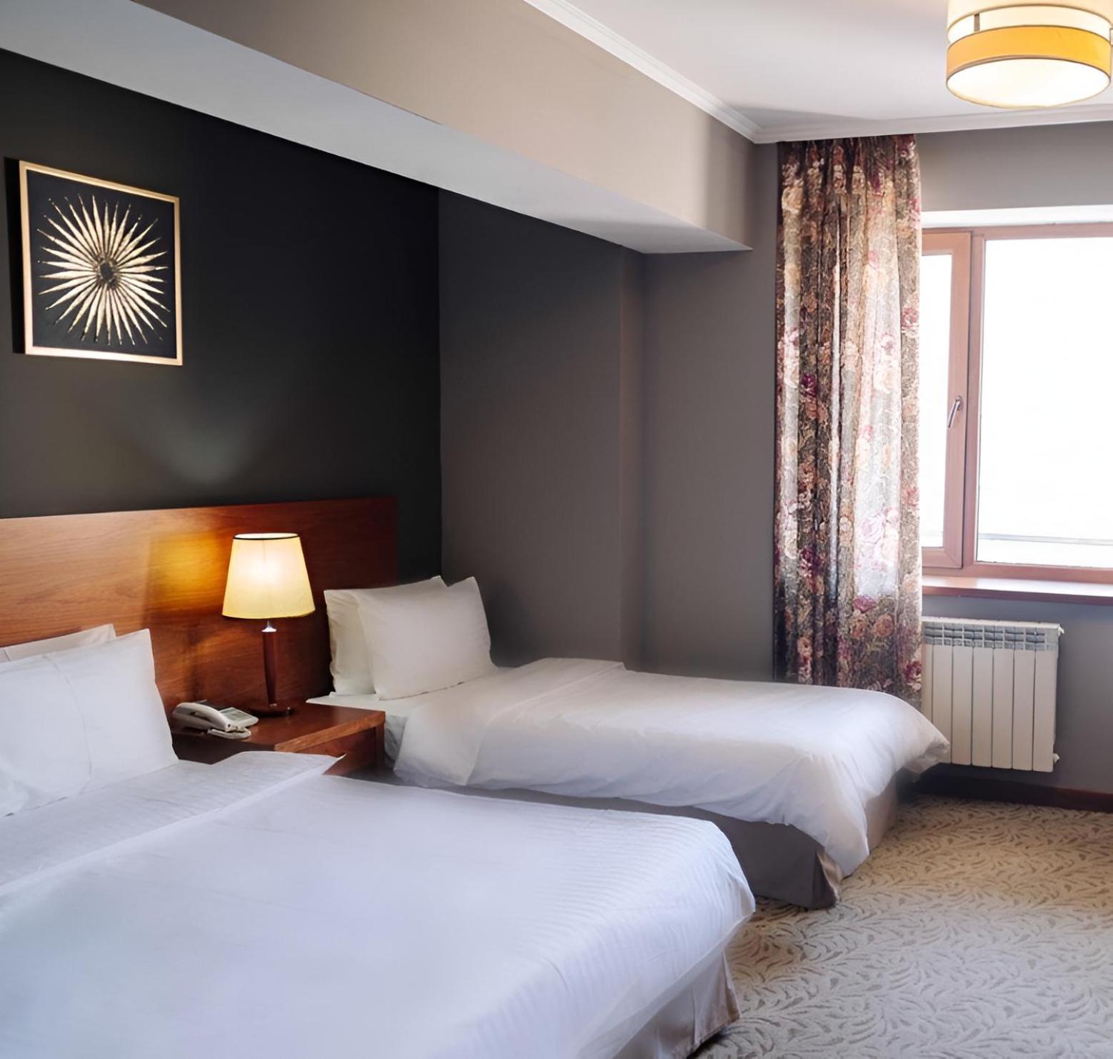 Iris Hotel Алма Ата Екстериор снимка