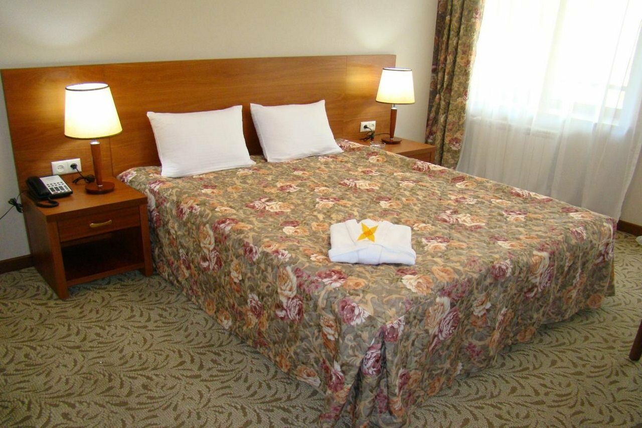 Iris Hotel Алма Ата Екстериор снимка